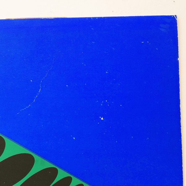 Sérigraphie originale sur carton par Vasarely, nommée Tupa-2. Edition Fernand Hazan, imprimerie Arcay. Numérotée : 67/120 et signée au crayon de papier Coins cornés, petits accrocs sur la bordure, traces de frottement , petites tâches, scotch d'encadreur sur l'arrière. Bon état général Dimensions : 56 x 47 cm