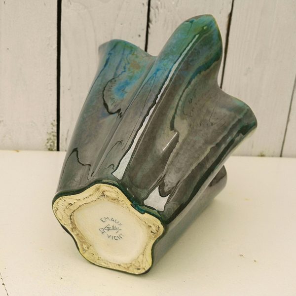 Vase en céramique irisée dans les tons verts, par Alphonse Cytère , Emaux de vichy. Forme originale. Deux égrenures sur deux pointes. Très bon état général. Hauteur max : 23 cm
