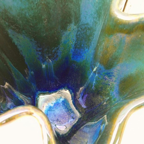 Vase en céramique irisée dans les tons verts, par Alphonse Cytère , Emaux de vichy. Forme originale. Deux égrenures sur deux pointes. Très bon état général. Hauteur max : 23 cm