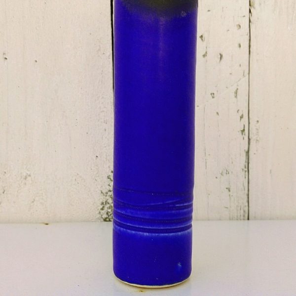 Vase soliflore à col étroit en céramique émaillée dans des nuances de bleues nuit et noires. De fabrication scandinave. Un petit éclat au col. Bon état général. Hauteur : 19,5 cm