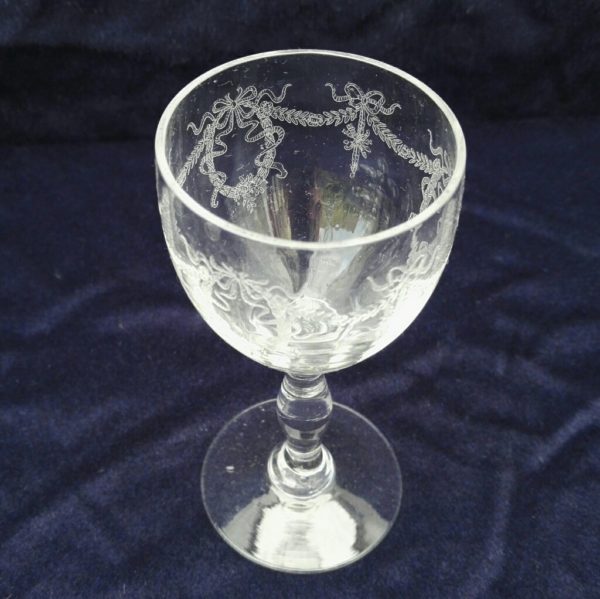 Neuf verres à vin blanc, XIXeme en cristal de Baccarat à décor de frise noeuds et rubans, très belle finesse des ciselures. Très bon état. Hauteur : 12,5 cm Diamètre : 5,5 cm