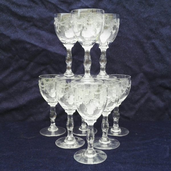 Neuf verres à vin blanc, XIXeme en cristal de Baccarat à décor de frise noeuds et rubans, très belle finesse des ciselures. Très bon état. Hauteur : 12,5 cm Diamètre : 5,5 cm