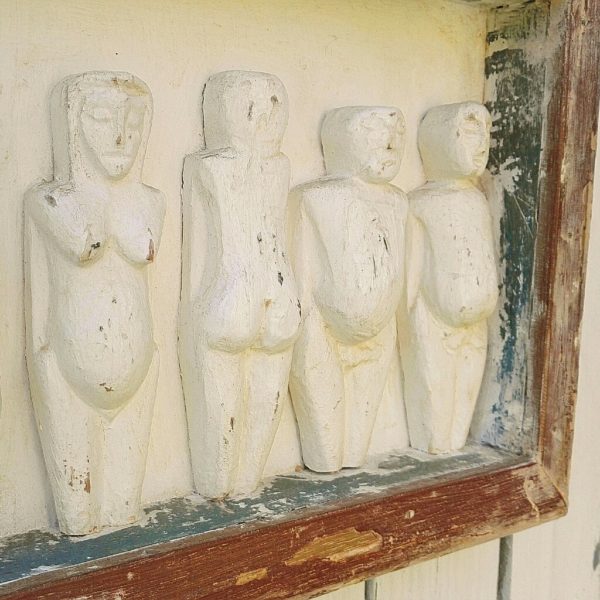 Tableau en bois sculpté représentant des corps nus en relief, provenant de la célèbre galerie d'artistes Brésiliens Oficina de Agosto. Quelques tâches et griffures d'usage. Belle patine du cadre. Bon état général. Dimensions : 104 x 27x 4,5 cm