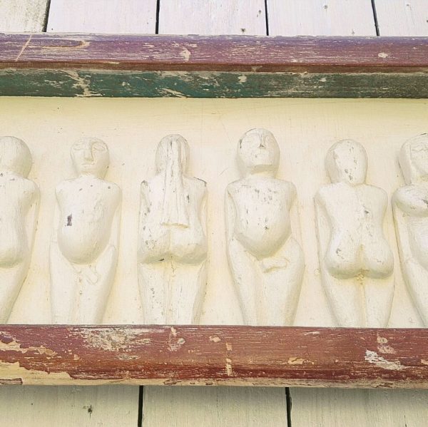 Tableau en bois sculpté représentant des corps nus en relief, provenant de la célèbre galerie d'artistes Brésiliens Oficina de Agosto. Quelques tâches et griffures d'usage. Belle patine du cadre. Bon état général. Dimensions : 104 x 27x 4,5 cm