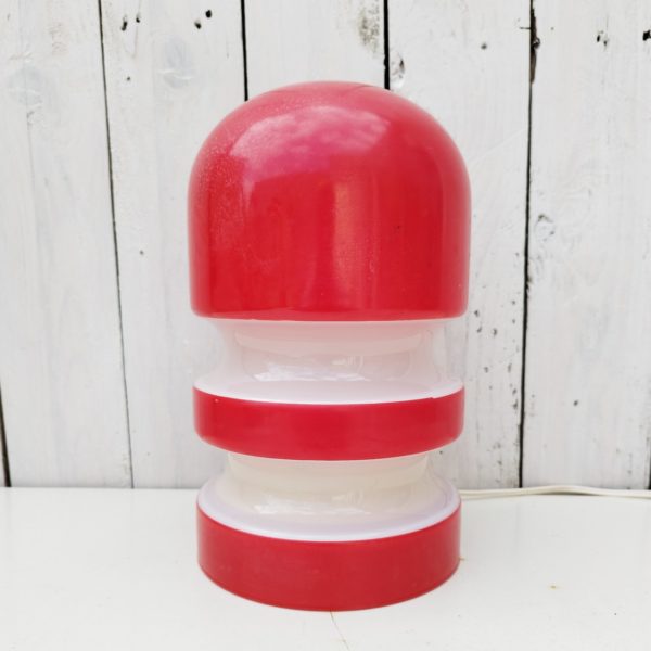 Lampe de chevet en opaline rouge et blanche, datant des années 60. Traces de décolorations sur le haut de la lampe, éléctrification d'origine. Bon état général Hauteur : 25 cm Diamètre : 15 cm