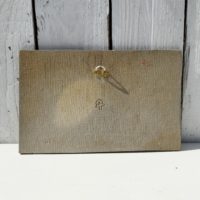 Carreau de céramique représentant une maison typiquement bretonne. Une signature en creux à l'arrière. excellent état. dimensions : 20,5 x 13 cm