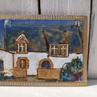 Carreau de céramique représentant une maison typiquement bretonne. Une signature en creux à l'arrière. excellent état. dimensions : 20,5 x 13 cm