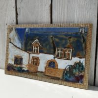 Carreau de céramique représentant une maison typiquement bretonne. Une signature en creux à l'arrière. excellent état. dimensions : 20,5 x 13 cm