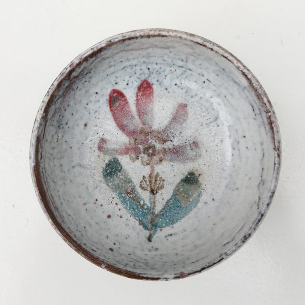 Coupelle ou petit vide poche en céramique, au décor de fleur , par Gustave Reynaud atelier le mûrier Vallauris. Excellent état. Diamètre : 12 cm
