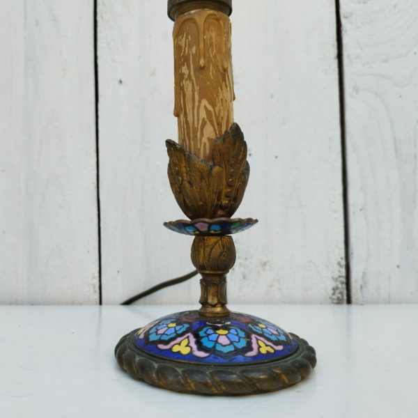 Pied de lampe en bronze, pied en émaux cloisonnés, fût en plâtre imitant une bougie qui repose sur une corolle florale. Electrification d'origine. Bon état général Hauteur : 19 cm Diamètre pied : 8,5 cm
