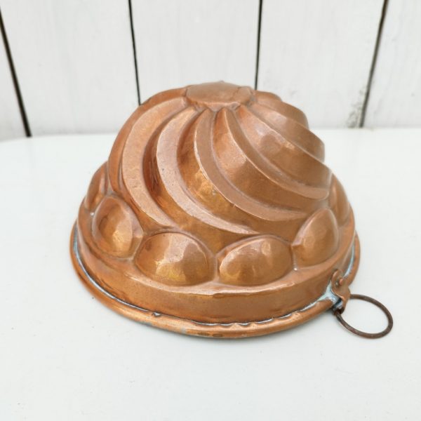 Ancien moule à gâteaux en cuivre étamé, époque XIXeme. Belle brillance du cuivre. Très bon état. Hauteur : 8,5 cm Diamètre : 15,5 cm