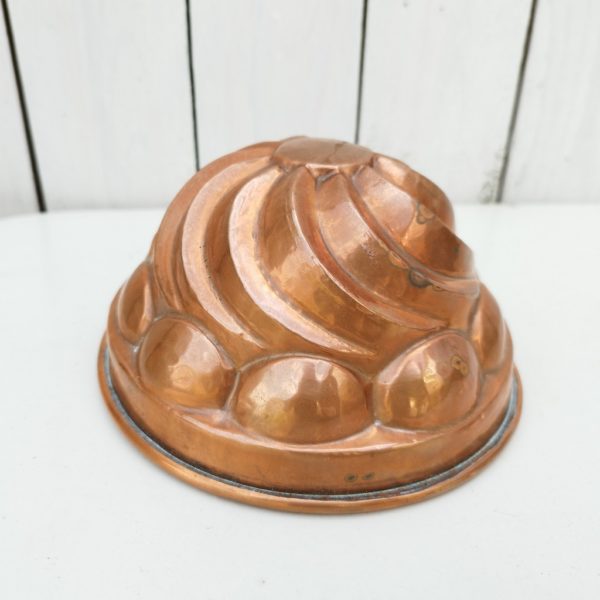Ancien moule à gâteaux en cuivre étamé, époque XIXeme. Belle brillance du cuivre. Très bon état. Hauteur : 8,5 cm Diamètre : 15,5 cm