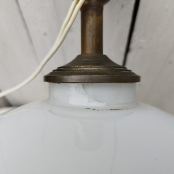 Pied de  lampe boule en opaline blanche datant des années 60. Electrification d'origine Très bon état Hauteur avec douille :  33 cm