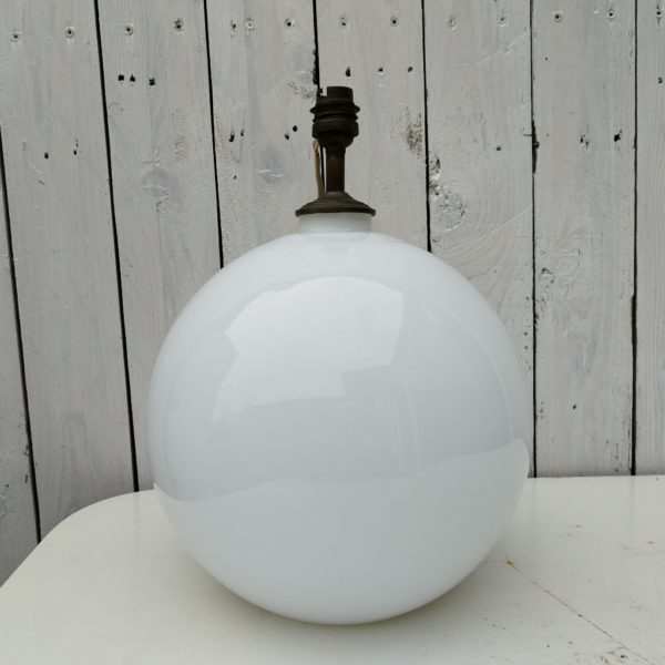 Pied de  lampe boule en opaline blanche datant des années 60. Electrification d'origine Très bon état Hauteur avec douille :  33 cm