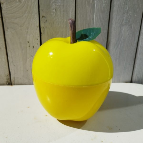 Pomme à glaçons de couleur jaune, possède sa feuille d'origine.Une vraie icône des années 70. Rayures et traces d'usage. Très bon état général. Hauteur avec la queue de la pomme : ~20 cm Diamètre : 15,5 cm