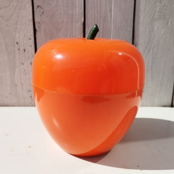 Pomme à glaçons de couleur orange,Une vraie icône des années 70. Rayures et traces d'usage. Très bon état général. Hauteur avec la queue de la pomme : ~17 cm Diamètre : 14,5 cm