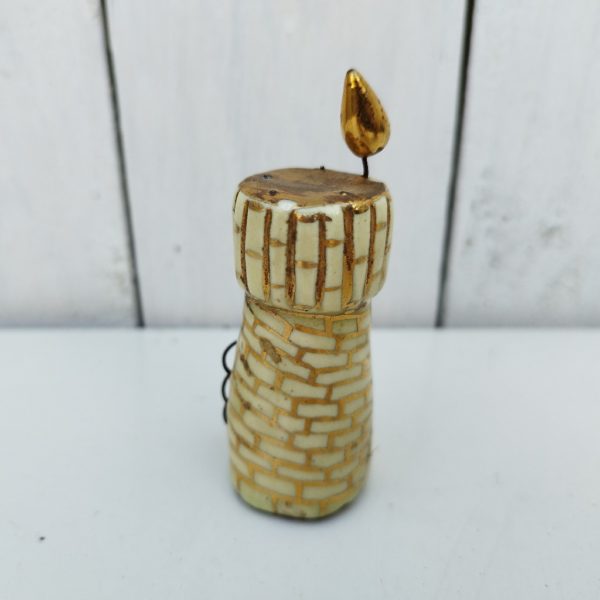 Tour de jeu d'échec en céramique et fil de fer provenant d'Accolay. De couleur blanche et dorée. Manque quatre pointes sur le haut de la tour . Dans son jus Hauteur : 8 cm