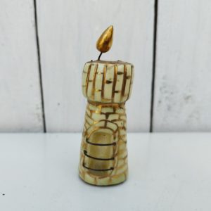 Tour de jeu d'échec en céramique et fil de fer provenant d'Accolay. De couleur blanche et dorée. Manque quatre pointes sur le haut de la tour . Dans son jus Hauteur : 8 cm