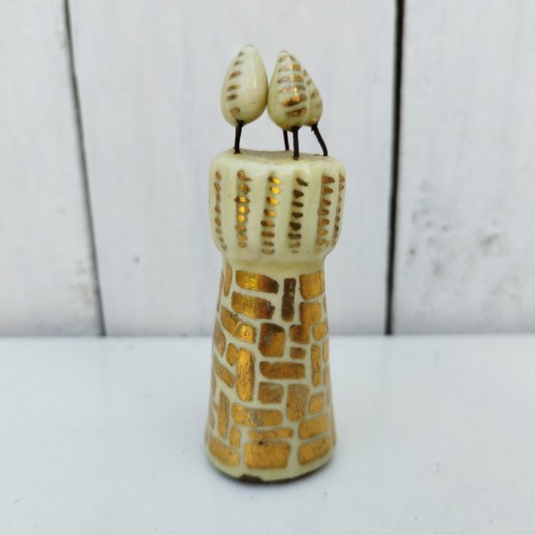 Tour de jeu d'échec en céramique et fil de fer provenant d'Accolay. De couleur blanche et dorée. Excellent état. Hauteur : 7,5 cm