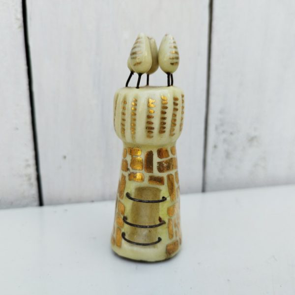Tour de jeu d'échec en céramique et fil de fer provenant d'Accolay. De couleur blanche et dorée. Excellent état. Hauteur : 7,5 cm