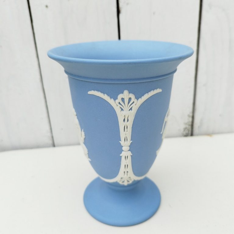 Vase biscuit anglais, Wedgwood, décor antique Acolytes Antique