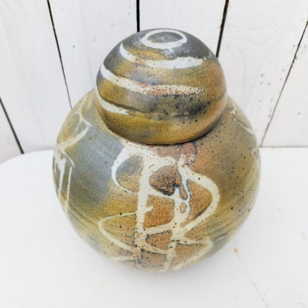 Grand vase ou pot couvert de forme boule, en céramique à décor de chouettes ou hibou. Signé sur le dessous. Excellent état. Hauteur avec couvercle : ~25 cm