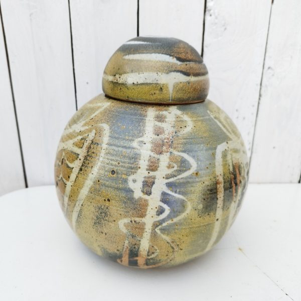Grand vase ou pot couvert de forme boule, en céramique à décor de chouettes ou hibou. Signé sur le dessous. Excellent état. Hauteur avec couvercle : ~25 cm