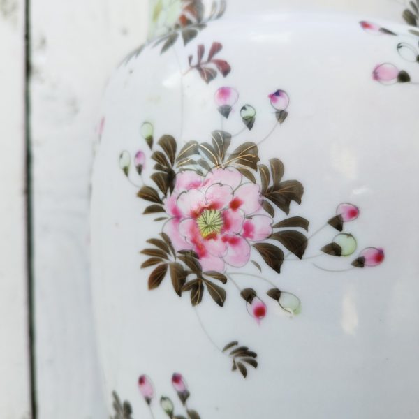 Grand vase en porcelaine japonaise à décor floral finement exécuté .Date du début XXème. Frise noire et dorée sur le  col et liseré rouge au pied du vase. Très bon état général. Hauteur : 31 cm