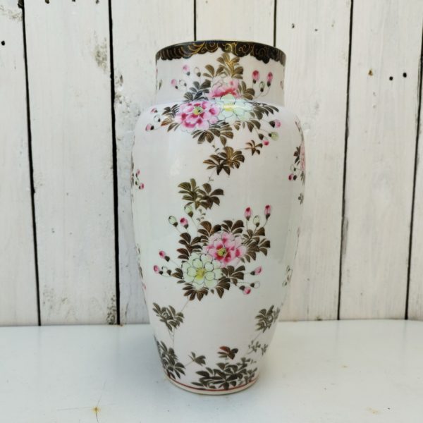 Grand vase en porcelaine japonaise à décor floral finement exécuté .Date du début XXème. Frise noire et dorée sur le  col et liseré rouge au pied du vase. Très bon état général. Hauteur : 31 cm