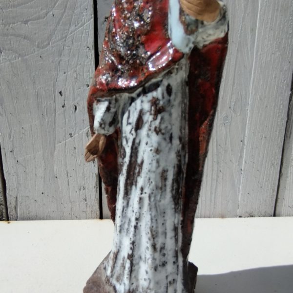 Vierge à l'enfant en céramique émaillée, par J. Grataloup. Une main de l'enfant possiblement cassée. Signée en creux sur la base. Bon état général. Hauteur : 26 cm