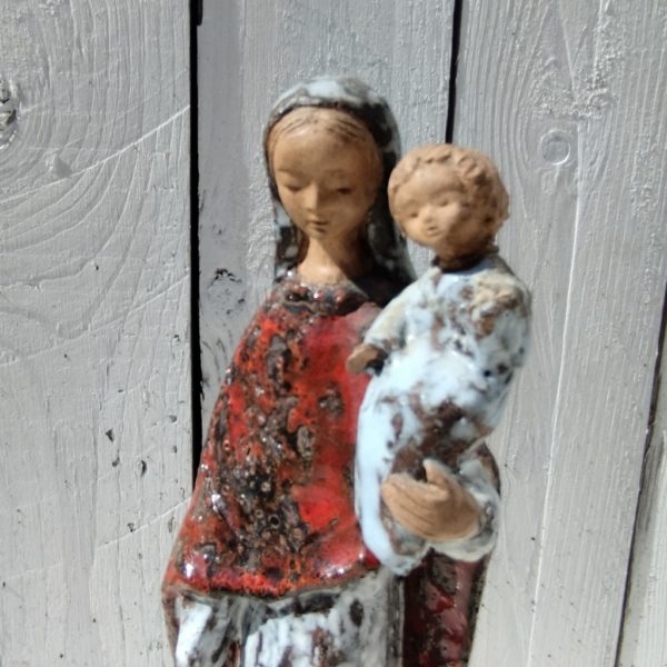 Vierge à l'enfant en céramique émaillée, par J. Grataloup. Une main de l'enfant possiblement cassée. Signée en creux sur la base. Bon état général. Hauteur : 26 cm