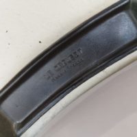 Cocotte en fonte émaillée Le Creuset de couleur parme, dessinée par Raymond Loewy. Poignées en bakélite supportant 180° au four. Capacité de 3,5 litres. petites  égrenures sur le contour du couvercle et un petit éclat sur une coin. Petites égrenures sur le contour extérieur de la cuve. Traces d'usage, un petit bout d'une poignée cassée mais n'altère pas sa solidité et sa bonne tenue.  bon état général Hauteur : 10,5 cm Dimensions sans poignées : 26 X 20,5 cm