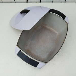 Cocotte en fonte émaillée Le Creuset de couleur parme, dessinée par Raymond Loewy. Poignées en bakélite supportant 180° au four. Capacité de 3,5 litres. petites  égrenures sur le contour du couvercle et un petit éclat sur une coin. Petites égrenures sur le contour extérieur de la cuve. Traces d'usage, un petit bout d'une poignée cassée mais n'altère pas sa solidité et sa bonne tenue.  bon état général Hauteur : 10,5 cm Dimensions sans poignées : 26 X 20,5 cm