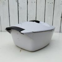 Cocotte en fonte émaillée Le Creuset de couleur parme, dessinée par Raymond Loewy. Poignées en bakélite supportant 180° au four. Capacité de 3,5 litres. petites  égrenures sur le contour du couvercle et un petit éclat sur une coin. Petites égrenures sur le contour extérieur de la cuve. Traces d'usage, un petit bout d'une poignée cassée mais n'altère pas sa solidité et sa bonne tenue.  bon état général Hauteur : 10,5 cm Dimensions sans poignées : 26 X 20,5 cm