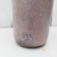 Grand vase de forme rouleau en céramique émaillée dans les tons de rose, matière stylisée en relief pour le décor . Estampillé sur le bas du vase. Excellent état. Hauteur : 39 cm Diamètre : 9 cm