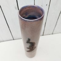 Grand vase de forme rouleau en céramique émaillée dans les tons de rose, matière stylisée en relief pour le décor . Estampillé sur le bas du vase. Excellent état. Hauteur : 39 cm Diamètre : 9 cm