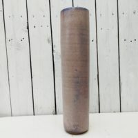Grand vase de forme rouleau en céramique émaillée dans les tons de rose, matière stylisée en relief pour le décor . Estampillé sur le bas du vase. Excellent état. Hauteur : 39 cm Diamètre : 9 cm