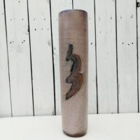 Grand vase de forme rouleau en céramique émaillée dans les tons de rose, matière stylisée en relief pour le décor . Estampillé sur le bas du vase. Excellent état. Hauteur : 39 cm Diamètre : 9 cm