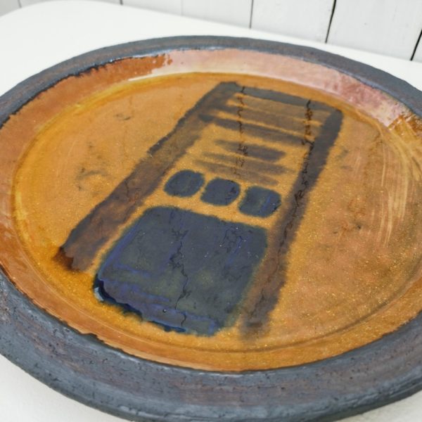Grand plat en céramique modèle Totems, décor abstrait par Dominique Pouchain à Dieulefit. Parfait état Diamètre : 36 cm