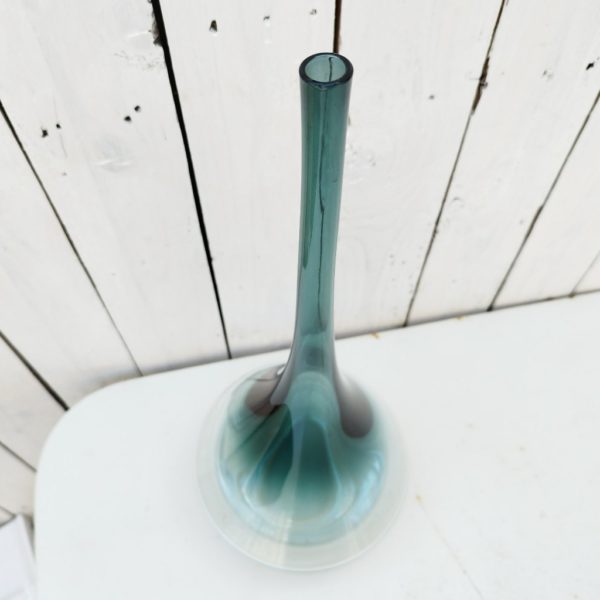 Grand vase soliflore en verre crée par Bengt Orup pour Johan fors. Design suédois, scandinave. Effet dégradé de la couleur. Un petit défaut sur le col. Excellent état . Hauteur : 47 cm