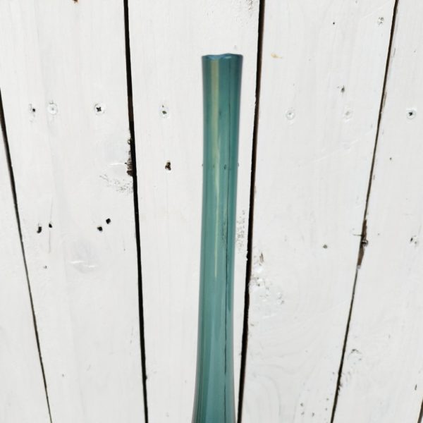 Grand vase soliflore en verre crée par Bengt Orup pour Johan fors. Design suédois, scandinave. Effet dégradé de la couleur. Un petit défaut sur le col. Excellent état . Hauteur : 47 cm