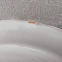 Vide poche publicitaire pour l'hôtel La Torre à Mondello, en céramique italienne Desimone. Décor abstrait à l'intérieur. Une micro égrenure sur le dessous du rebord, quelques petits défauts de cuisson. très bon état. Hauteur : 4 cm Diamètre : 17 cm