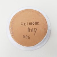 Vide poche publicitaire pour l'hôtel La Torre à Mondello, en céramique italienne Desimone. Décor abstrait à l'intérieur. Une micro égrenure sur le dessous du rebord, quelques petits défauts de cuisson. très bon état. Hauteur : 4 cm Diamètre : 17 cm