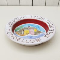 Vide poche publicitaire pour l'hôtel La Torre à Mondello, en céramique italienne Desimone. Décor abstrait à l'intérieur. Une micro égrenure sur le dessous du rebord, quelques petits défauts de cuisson. très bon état. Hauteur : 4 cm Diamètre : 17 cm