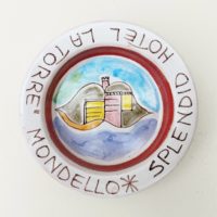 Vide poche publicitaire pour l'hôtel La Torre à Mondello, en céramique italienne Desimone. Décor abstrait à l'intérieur. Une micro égrenure sur le dessous du rebord, quelques petits défauts de cuisson. très bon état. Hauteur : 4 cm Diamètre : 17 cm