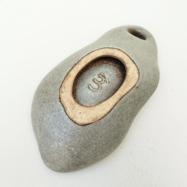 Vide poche en céramique de couleur gris par  Max Idlas datant des années 60.  Numéro 3 en creux sur le dessous. Je possède le numéro 1,2,et 3, et l'étiquette d'origine est sur le N°2. Excellent état Longueur : 23 cm Largeur : 11,5 cm