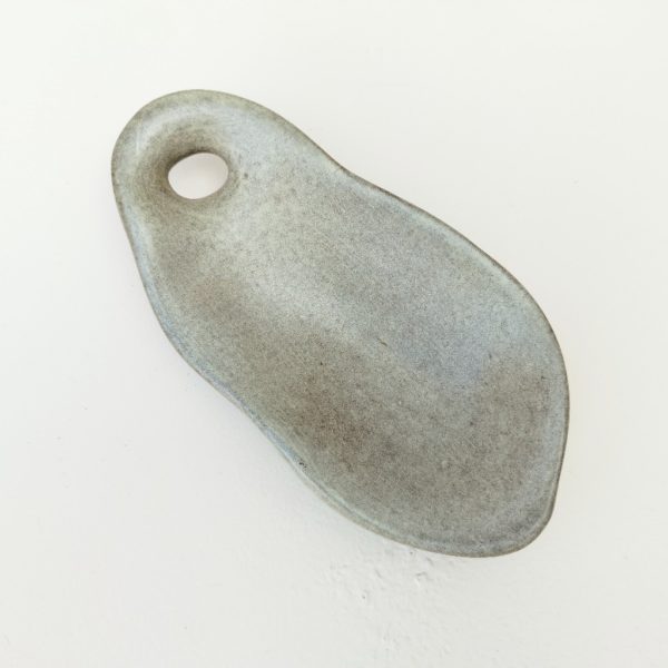 Vide poche en céramique de couleur gris par  Max Idlas datant des années 60.  Numéro 3 en creux sur le dessous. Je possède le numéro 1,2,et 3, et l'étiquette d'origine est sur le N°2. Excellent état Longueur : 23 cm Largeur : 11,5 cm
