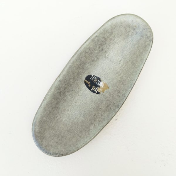 Vide poche en céramique de couleur gris par  Max Idlas datant des années 60.  Numéro 2 en creux sur le dessous. Je possède le numéro 1,2,et 3, et l'étiquette d'origine est sur le N°2. Excellent état Longueur : 28 cm Largeur : 11,5 cm