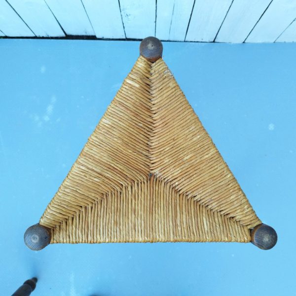 Paire de tabourets tripodes  de forme triangulaire aux pieds en bois tournés. Assises paillées. Traces d'usage et une éclisse de bois sur le bout d'un pied.  Bon état général. Hauteur : 47 cm Coté assise : 39 x 39 x 39 cm
