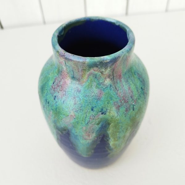 Vase en céramique par Félix Gête, de la manufacture des céramiques d'art de Bordeaux (cab). Différentes teintes de bleus. Signature en creux sur le dessous. Très bon état Hauteur : 17 cm